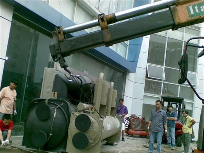 龙海市随车吊和汽车吊的核心区别是什么？哪种更省钱？