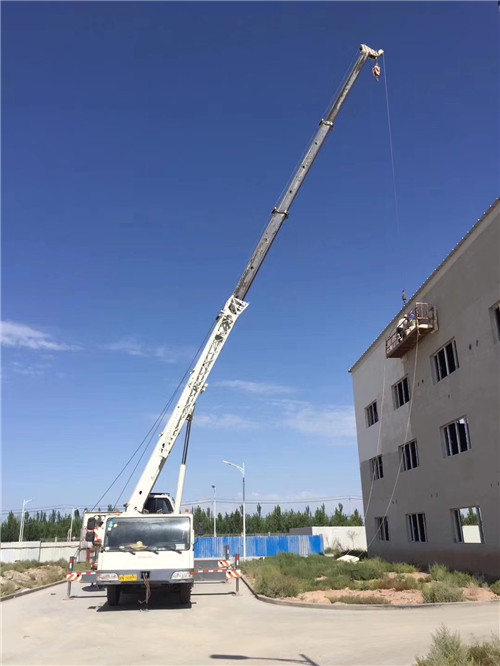 龙海市“轻装强干”—— 吊车的 “轻量化臂架” 技术